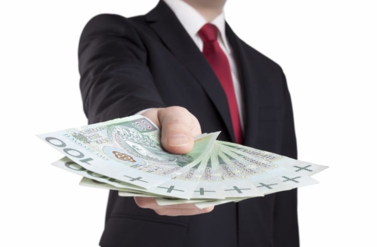 Wyższa pensja minimalna – komu się opłaca?