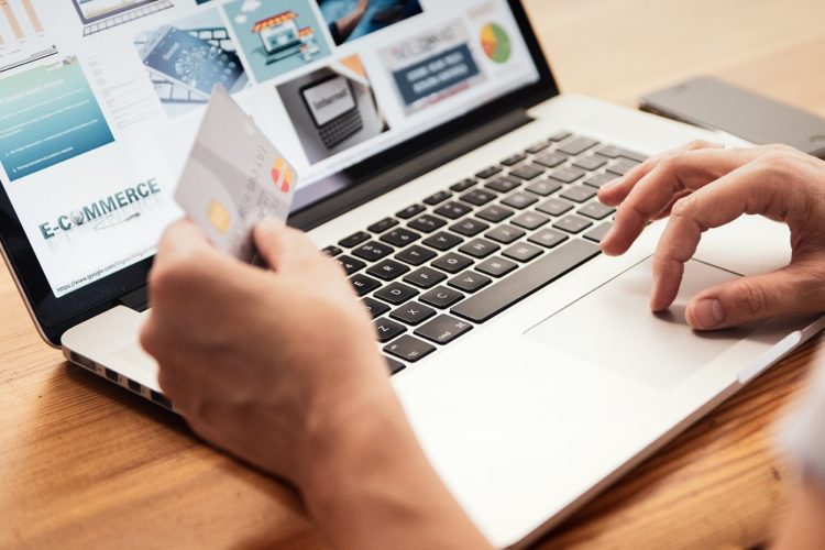 Prowadzenie e-sklepu: Najbardziej zdrożały reklamy, a także usługi informatyków i prawników