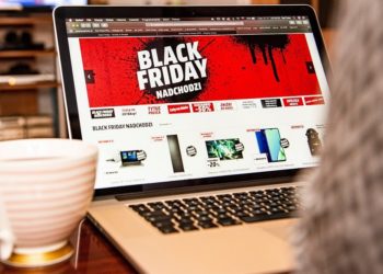 Młodzi Polacy podzieleni w sprawie Black Friday: Sklepy dają słabe oferty. Więcej jest też szumu niż korzyści