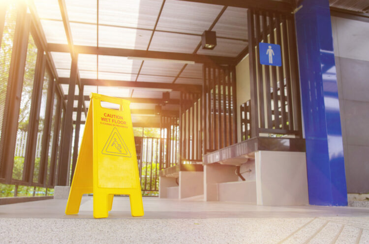 Jak skutecznie ograniczyć gromadzenie się osób w różnych miejscach? Sklepy, dworce, lotniska czy kościoły to potencjalnie niebezpieczne miejsca.