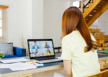 Stres i niepewność to główne emocje na myśl o powrocie do biur. Wyniki badania