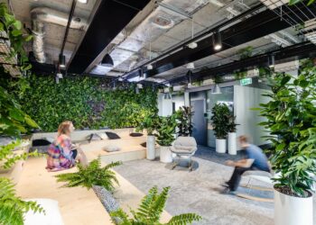 Pracownicy biurowi potrzebują wsparcia w zakresie zdrowia psychicznego. Prawie połowa odczuwa negatywne skutki home office