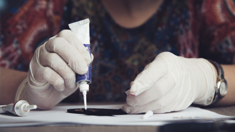 Chemia w klejach – kontrola Inspekcji Handlowej