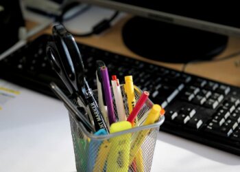 Akcesoria biurowe niezbędne w nowoczesnym biurze. Jakie artykuły biurowe powinny znaleźć się na wyposażeniu miejsca pracy?