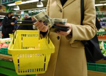 Ponad 33 proc. Polaków uważa, że ceny w sklepach przestały rosnąć lub zaczęły spadać [BADANIE]