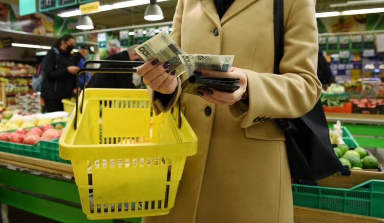 Ponad 33 proc. Polaków uważa, że ceny w sklepach przestały rosnąć lub zaczęły spadać [BADANIE]