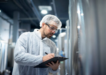 Biocydy w przemyśle papierniczym – chemiczne zabezpieczenie trwałości produktów